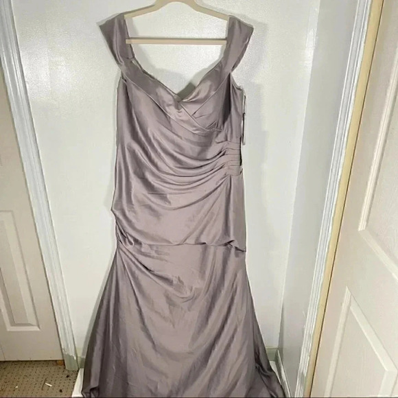 NWT La Femme Off the Shoulder Ruched Satin Trumpet Gown in Platinum - Picture 3 of 7